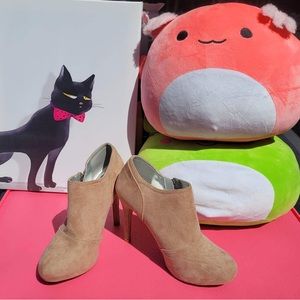 Brand New Sandals
Qupid Velvet Brown (Size 8.5)